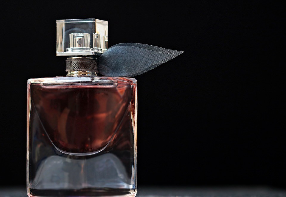 Perfumy - 5 trików, aby dłużej utrzymały się na ciele